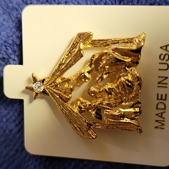 Nativity scene pin - Picture 2 of 3